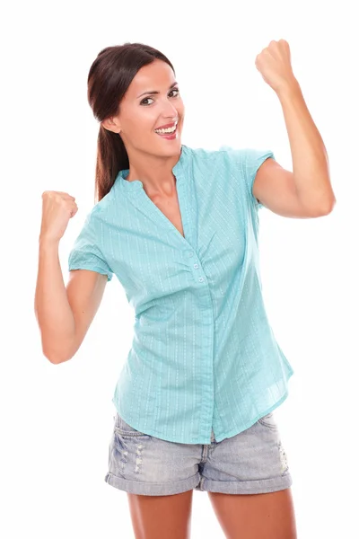 Hübsche Frau im blauen Hemd mit erhobenen Armen — Stockfoto