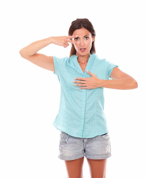 Stylish hispanic woman making a victory sign — Stock Photo, Image