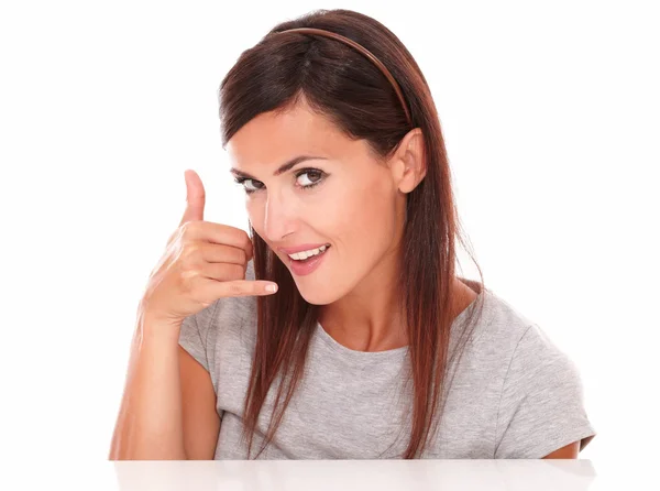 Charismatic hispanic lady with call gesture — Stock Photo, Image