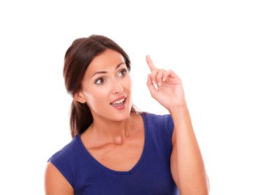 Yukarı dönük parmak ile güzel kadın