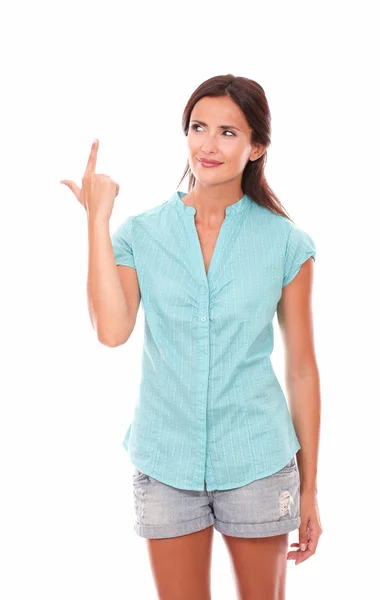 Linda mulher hispânica de blusa azul apontando para cima — Fotografia de Stock