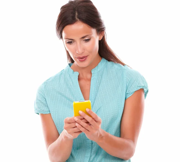 Modne brunetka dama wysyłanie wiadomości tekstowych — Zdjęcie stockowe