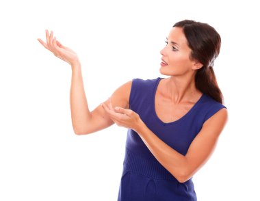 Palm dayanabiliyor mor elbiseli genç ve güzel Bayan