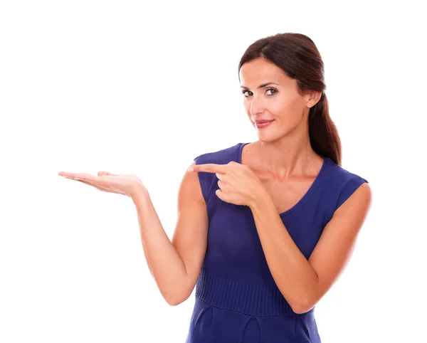 Hispanic lady in purple dress holding palm up — Stock Photo, Image