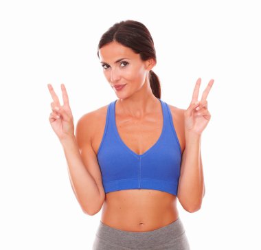 Sportif güzel kadın ayakta parmak