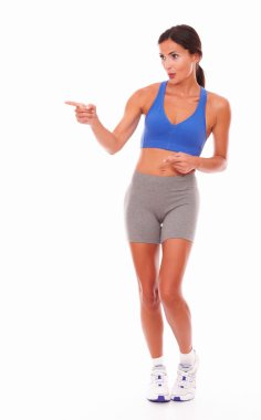 Oldukça yetişkin kadın ona doğru işaret