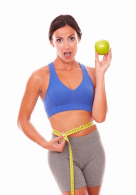 İnce kadın bel ölçüm alarak spor giyim