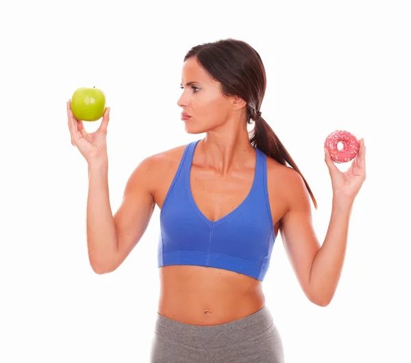 Ajuste mujer joven mirando manzana —  Fotos de Stock