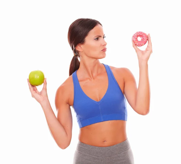 Mooie dame kiezen tussen fruit en donut — Stockfoto