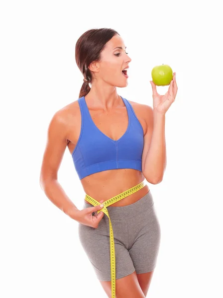 Mujer joven latina mordiendo manzana para bajar de peso —  Fotos de Stock