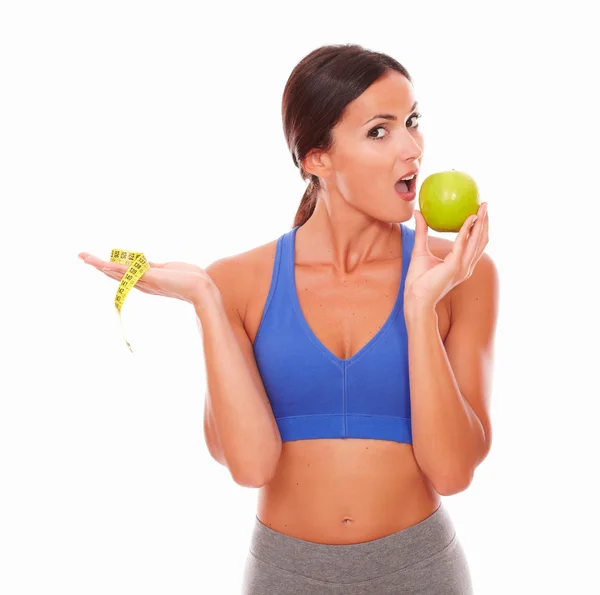 Спортивная самка ест яблоко, чтобы быть в форме — стоковое фото