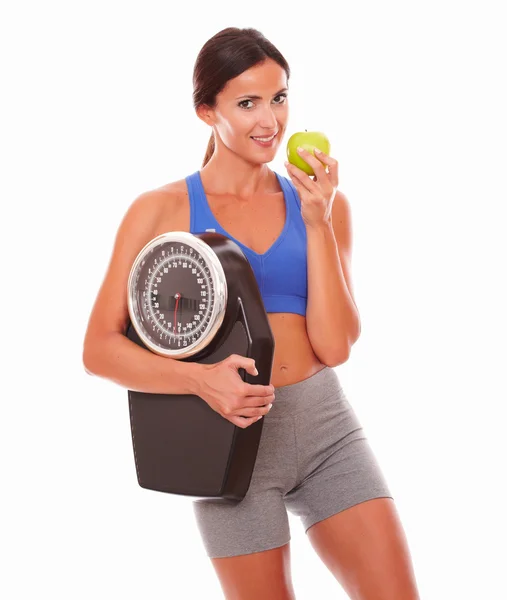 Deportiva mujer joven comiendo manzana para bajar de peso —  Fotos de Stock