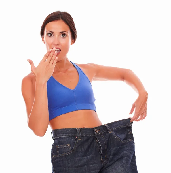Sportliche Frau zeigt sich überrascht über Gewichtsverlust — Stockfoto