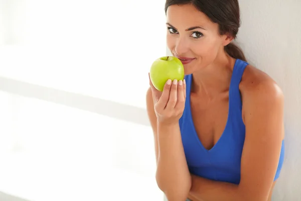 Adult woman in sports clothing holding food — Stock Photo, Image