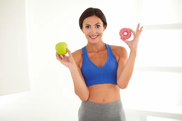 Sorridente signora sportiva su una dieta decidere — Foto Stock