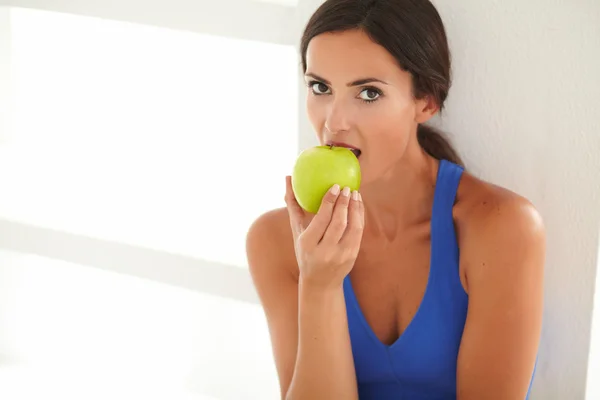 Sportif Bayan sağlık için meyve yeme — Stok fotoğraf