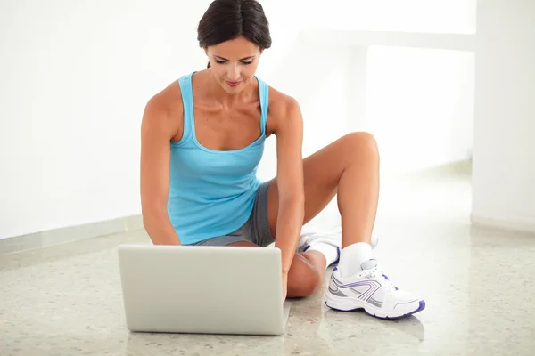 Sporty hispanic female working on her laptop — Stock Photo, Image