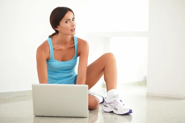 Latin sporty woman using her computer — Stock Photo, Image