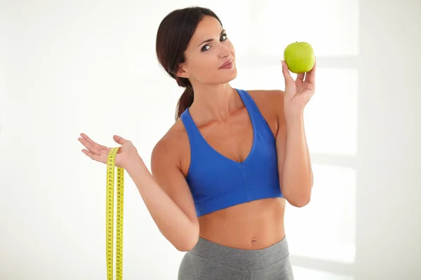 Mujer consciente de la salud perder peso con frutas —  Fotos de Stock