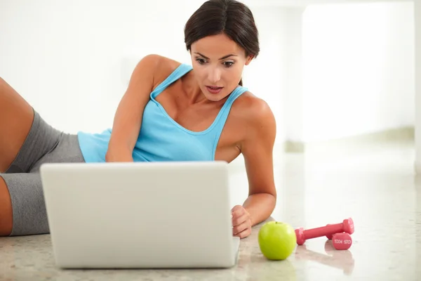 Hispanic fit woman browsing the web — Stock Photo, Image