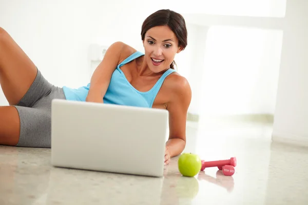 Adult lady laying and browsing the web — Stock Photo, Image