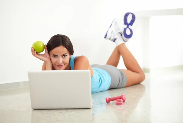 Hispanic woman surfing the web and looking at you — Stock Photo, Image