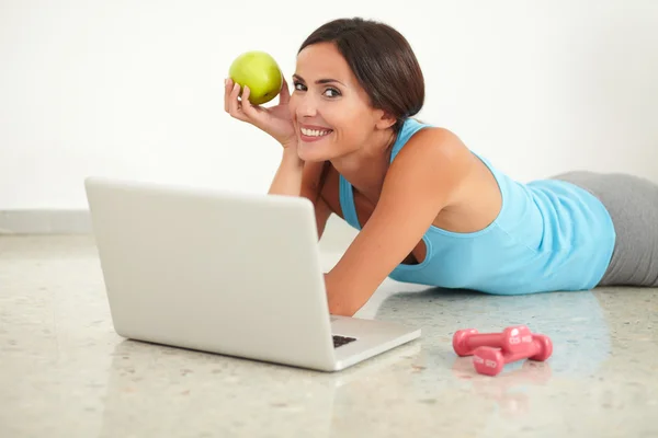 Sorrindo linda senhora navegando na web — Fotografia de Stock