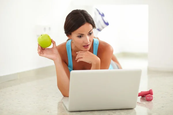 Pretty lady looking surprised and using laptop — Stock Photo, Image
