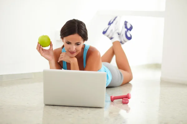 Latin pretty lady browsing on her computer — Stock Photo, Image