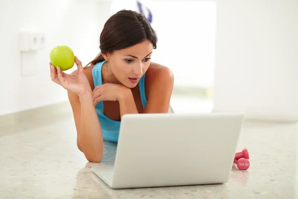 Beautiful female looking surprised a laptop — Stock Photo, Image