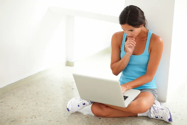 Mooie vrouw zitten en met behulp van haar laptop — Stockfoto