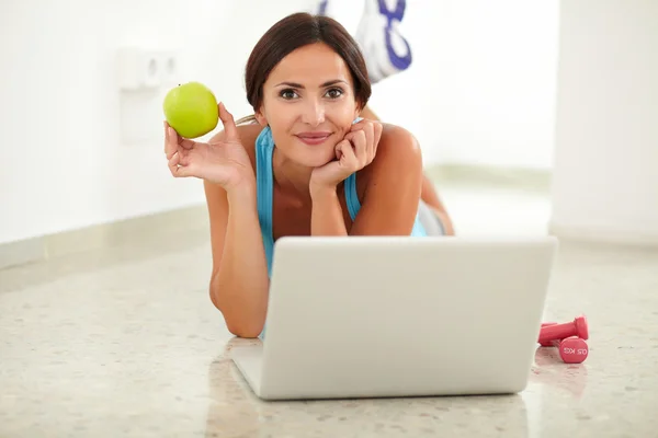 Fit Spaanse vrouw met behulp van haar laptop — Stockfoto