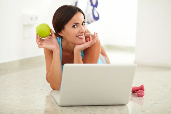 Sorridente donna adulta posa e lavoro sul computer portatile — Foto Stock