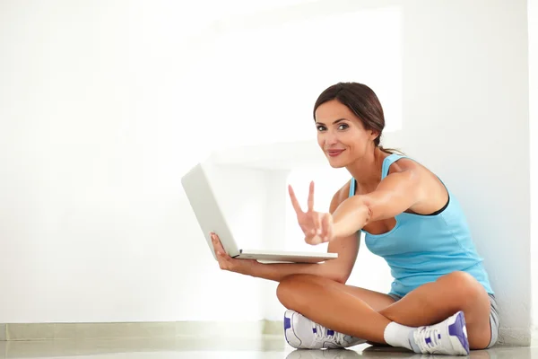 Fit woman doing the victory sign with fingers — Stock Photo, Image