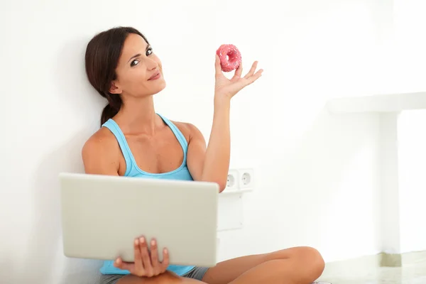 Smiling woman surfing the web on laptop — Stock Photo, Image