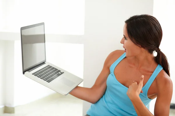 Latina morena mulher segurando seu computador — Fotografia de Stock