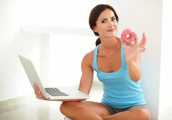 Latin woman on diet working in her laptop — Stock Photo, Image