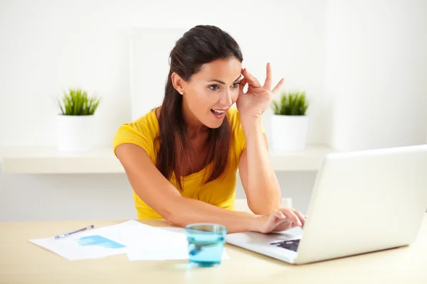 Ziemlich überrascht Geschäftsfrau sitzt im Büro — Stockfoto