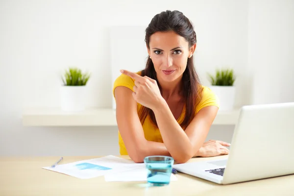 Travailleuse latine assise dans son bureau — Photo