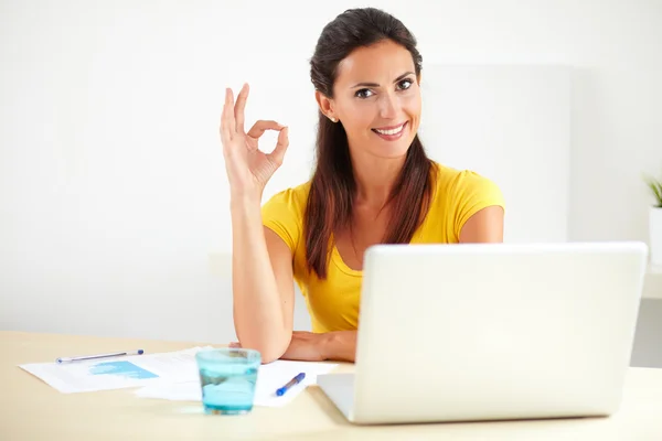 Encantadora secretaria complacida trabajando en su oficina — Foto de Stock