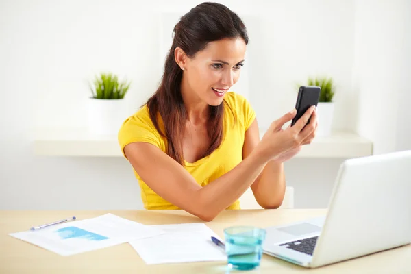 Schöne Sekretärin plaudert und benutzt ihr Telefon — Stockfoto