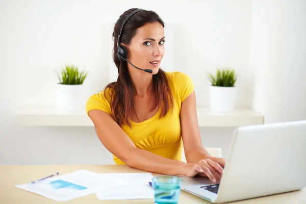 Muito recepcionista a falar ao telefone. — Fotografia de Stock