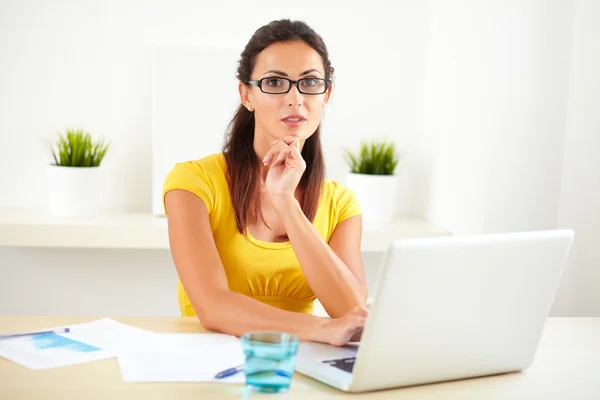 Femme d'affaires intelligente assise dans sa chambre — Photo