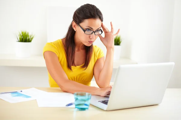 Mitarbeiter des Kundendienstes im Büro — Stockfoto