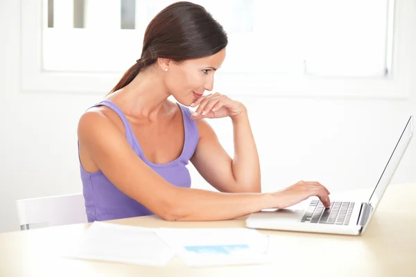 Mulher adulta sedutora trabalhando no computador — Fotografia de Stock