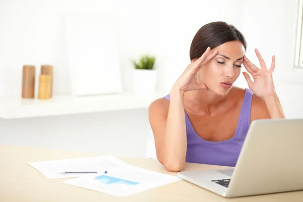 Mujer elegante con dolor de cabeza estudiando en casa —  Fotos de Stock