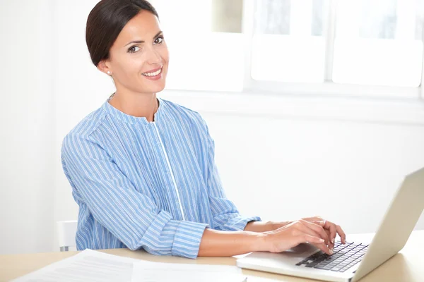 Attraktive Frau arbeitet an ihrem Laptop — Stockfoto