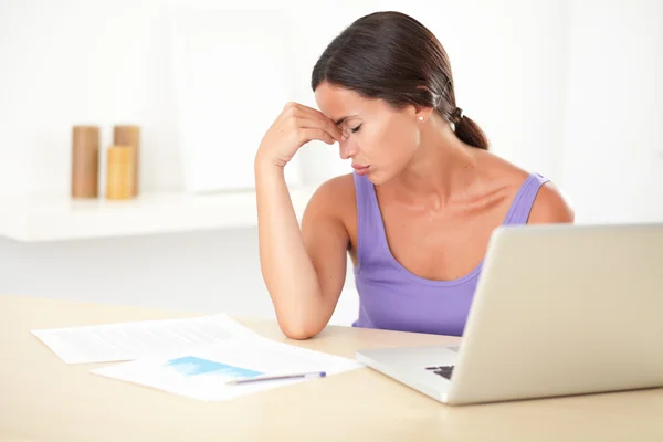 Hübsche Frau mit Kopfschmerzen bei der Arbeit am Computer — Stockfoto