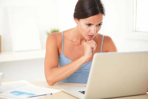 Schöne Frau, die sich auf ihre Arbeit konzentriert — Stockfoto