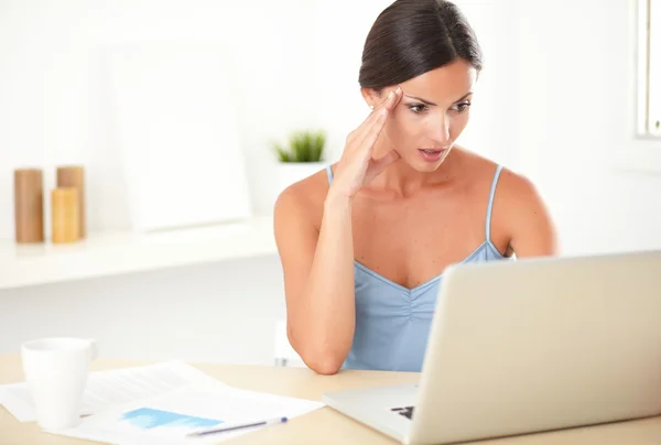 Gestresste erwachsene Frau arbeitet am Computer — Stockfoto